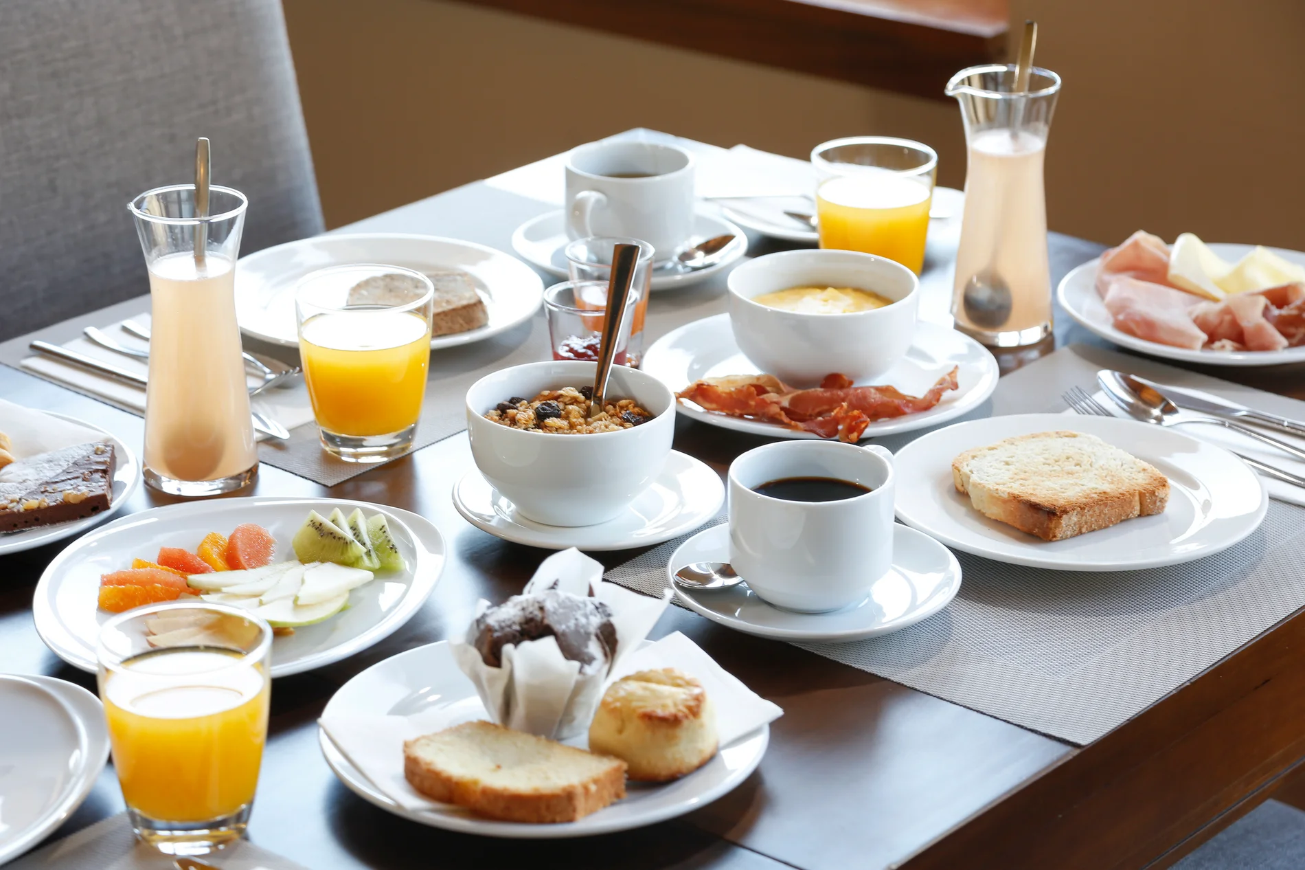 Desayuno artesanal en el restaurante El Viento — pan fresco, dulces regionales y café