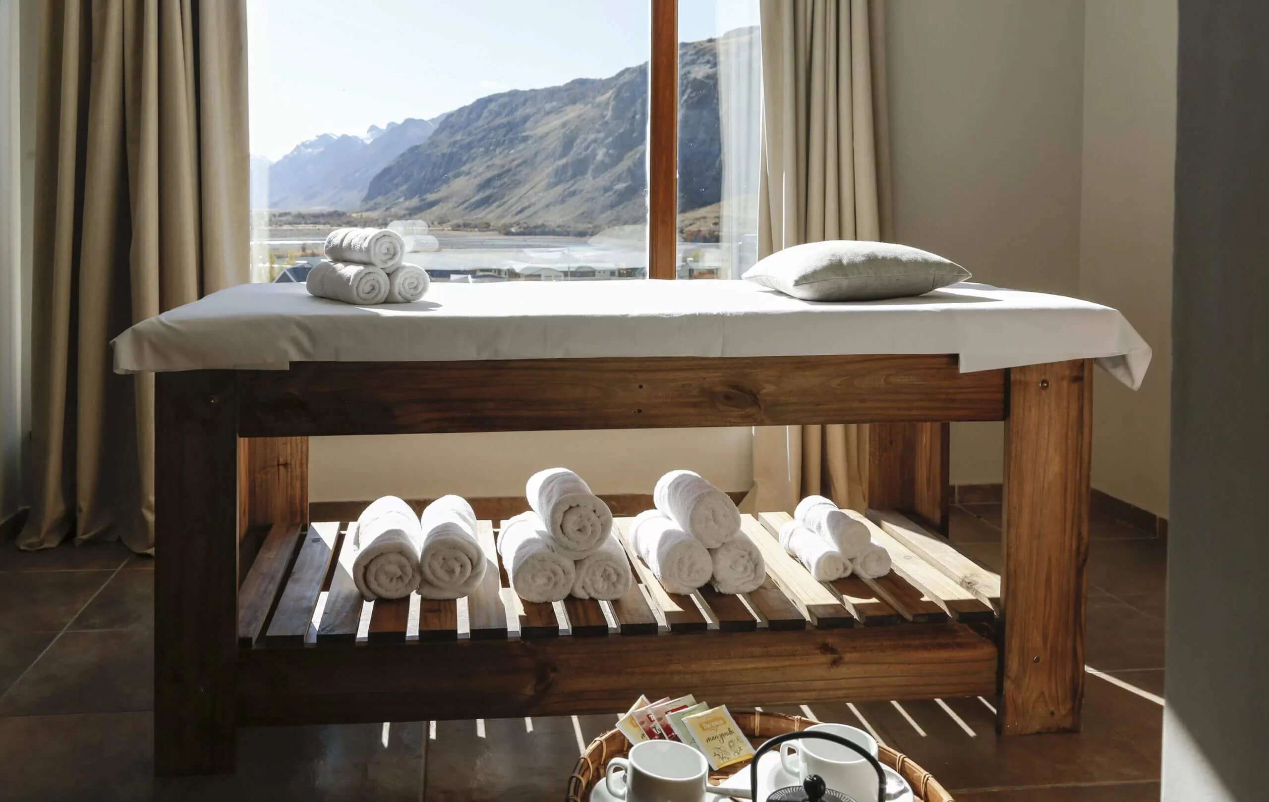 La sala de relax de Los Cerros — sauna y jacuzzi con vistas al valle